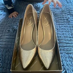 Donald Pliner size 8 heels gold